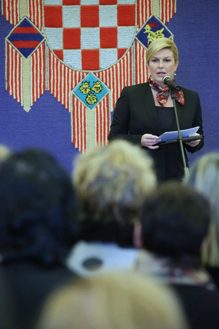 POGLEDAJTE KAKO PREDSJEDNICA PEČE KOLAČE: Na Danu otvorenih vrata sa &scaron;kolarcima izrađivala božićne kolačiće