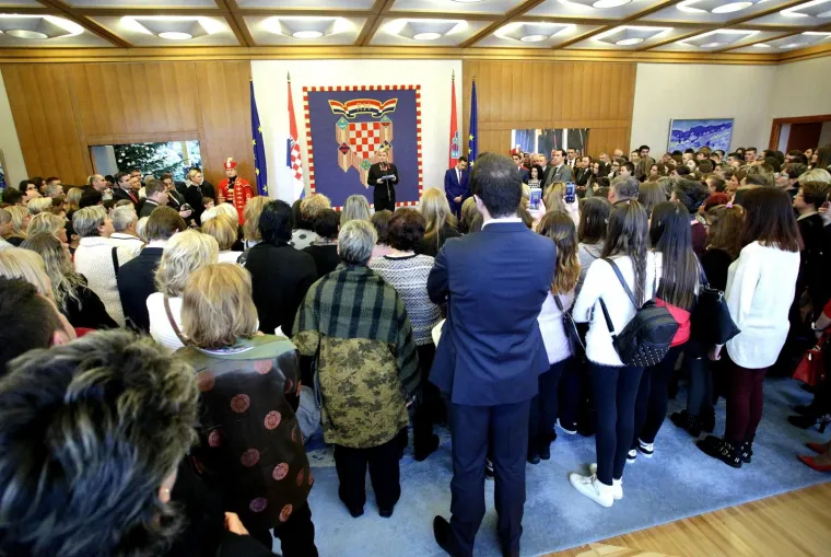 POGLEDAJTE KAKO PREDSJEDNICA PEČE KOLAČE: Na Danu otvorenih vrata sa &scaron;kolarcima izrađivala božićne kolačiće