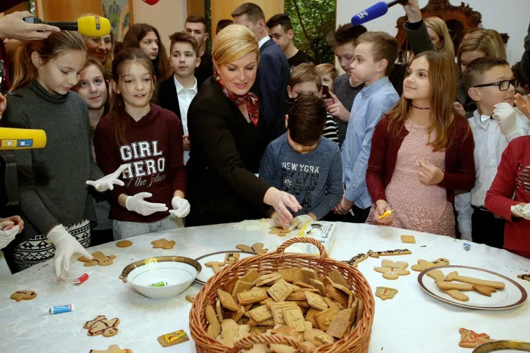 POGLEDAJTE KAKO PREDSJEDNICA PEČE KOLAČE: Na Danu otvorenih vrata sa &scaron;kolarcima izrađivala božićne kolačiće