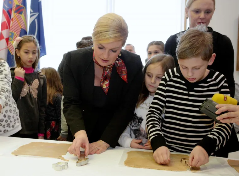 POGLEDAJTE KAKO PREDSJEDNICA PEČE KOLAČE: Na Danu otvorenih vrata sa &scaron;kolarcima izrađivala božićne kolačiće