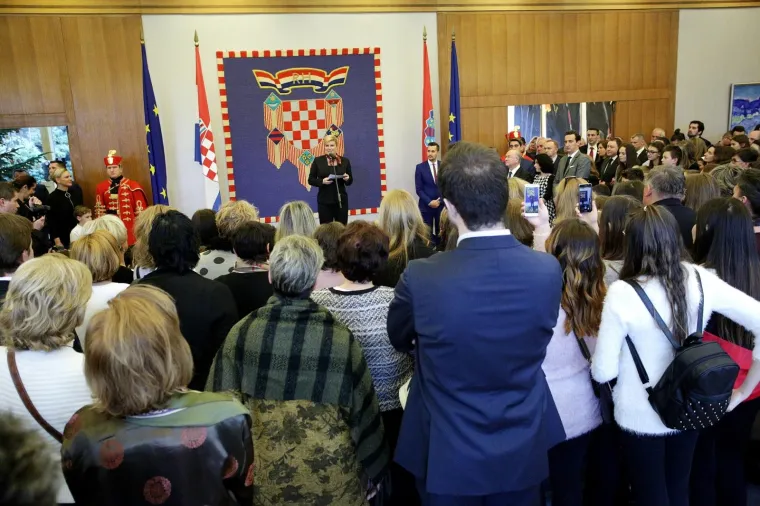 POGLEDAJTE KAKO PREDSJEDNICA PEČE KOLAČE: Na Danu otvorenih vrata sa &scaron;kolarcima izrađivala božićne kolačiće