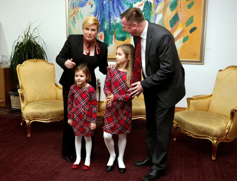 Kolinda Grabar Kitarović u svom Uredu sa &scaron;kolarcima izrađivala božićne kolačiće