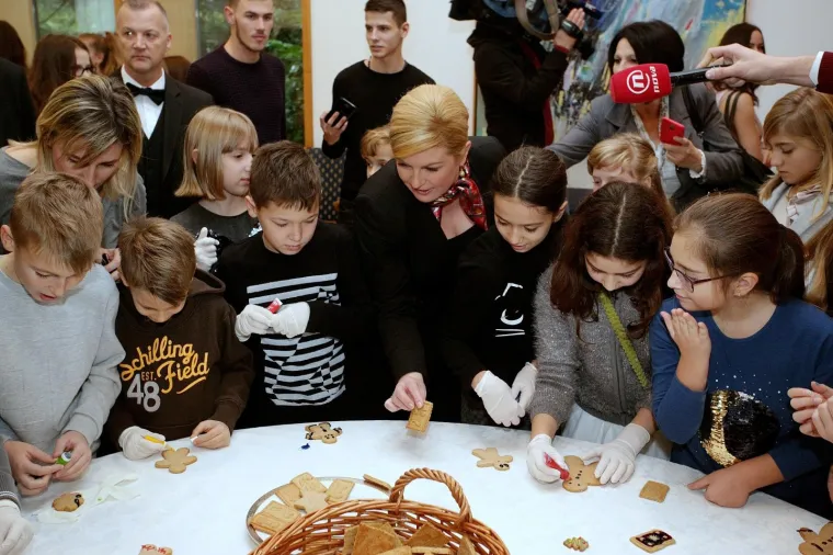 Kolinda Grabar Kitarović u svom Uredu sa &scaron;kolarcima izrađivala božićne kolačiće