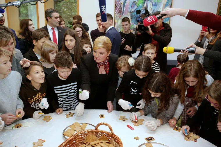 Kolinda Grabar Kitarović u svom Uredu sa &scaron;kolarcima izrađivala božićne kolačiće