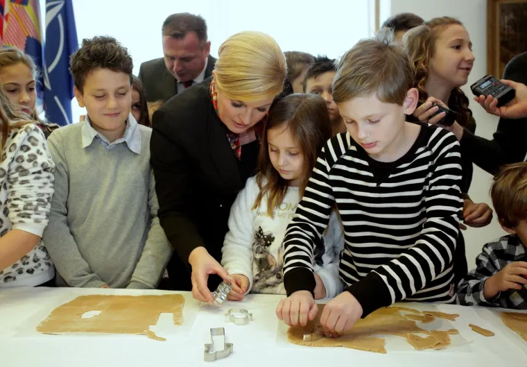 Kolinda Grabar Kitarović u svom Uredu sa &scaron;kolarcima izrađivala božićne kolačiće