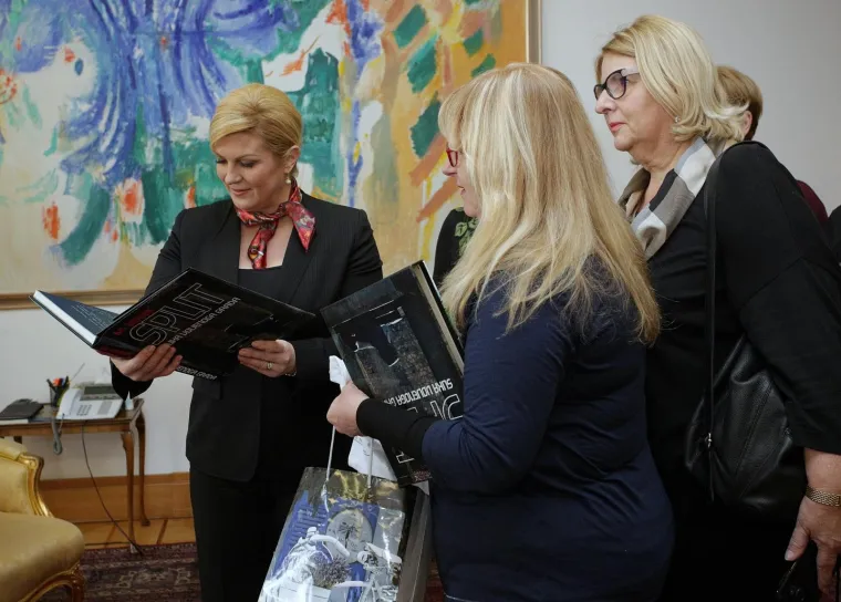 Kolinda Grabar Kitarović u svom Uredu sa &scaron;kolarcima izrađivala božićne kolačiće