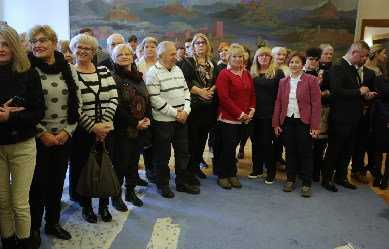 Kolinda Grabar Kitarović u svom Uredu sa &scaron;kolarcima izrađivala božićne kolačiće