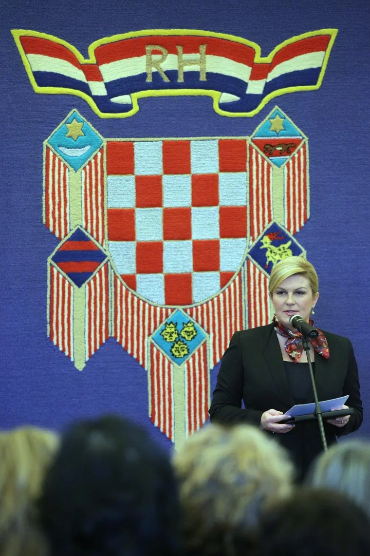 Kolinda Grabar Kitarović u svom Uredu sa &scaron;kolarcima izrađivala božićne kolačiće