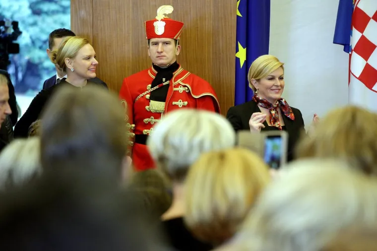 Kolinda Grabar Kitarović u svom Uredu sa &scaron;kolarcima izrađivala božićne kolačiće