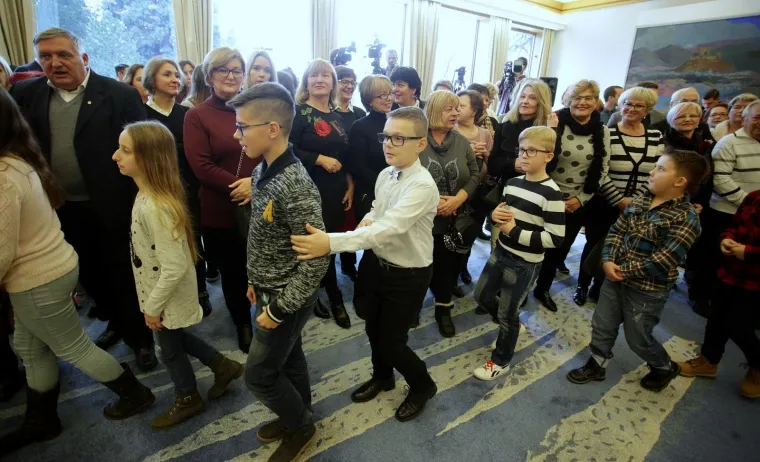 Kolinda Grabar Kitarović u svom Uredu sa &scaron;kolarcima izrađivala božićne kolačiće