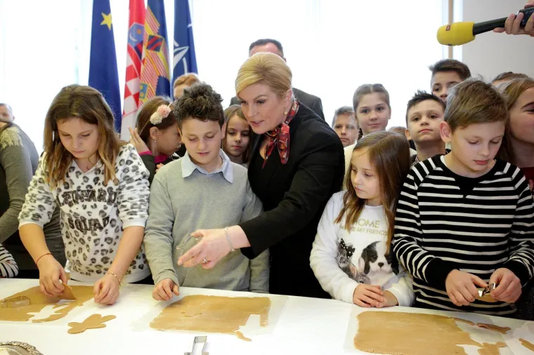Kolinda Grabar Kitarović u svom Uredu sa &scaron;kolarcima izrađivala božićne kolačiće