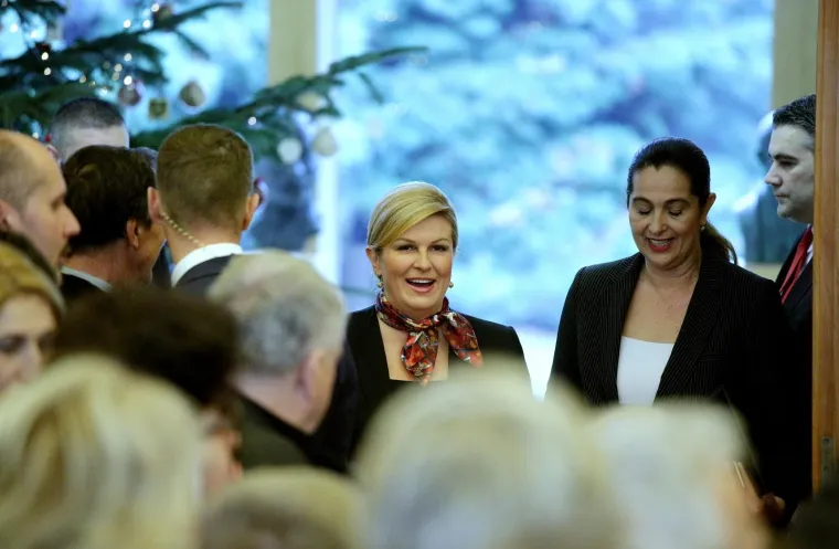 Kolinda Grabar Kitarović u svom Uredu sa &scaron;kolarcima izrađivala božićne kolačiće