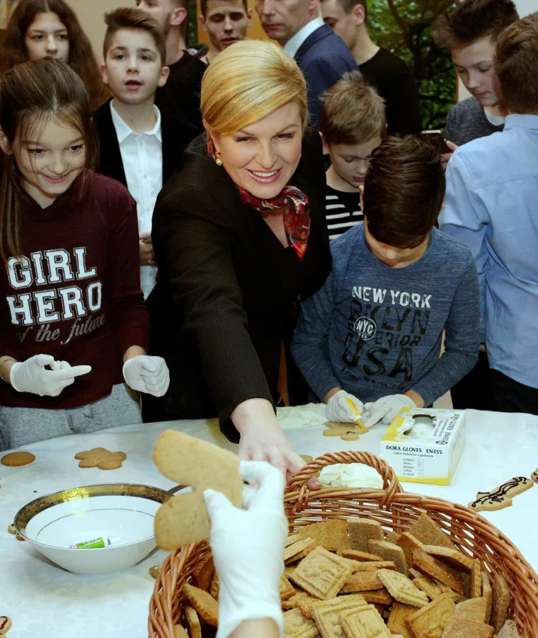 Kolinda Grabar Kitarović u svom Uredu sa &scaron;kolarcima izrađivala božićne kolačiće