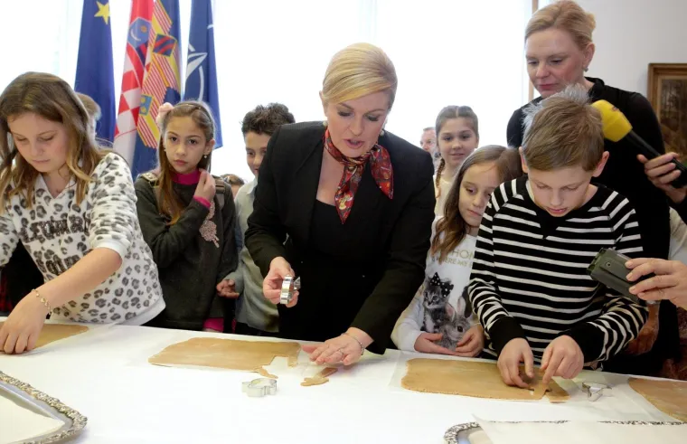 Kolinda Grabar Kitarović u svom Uredu sa &scaron;kolarcima izrađivala božićne kolačiće