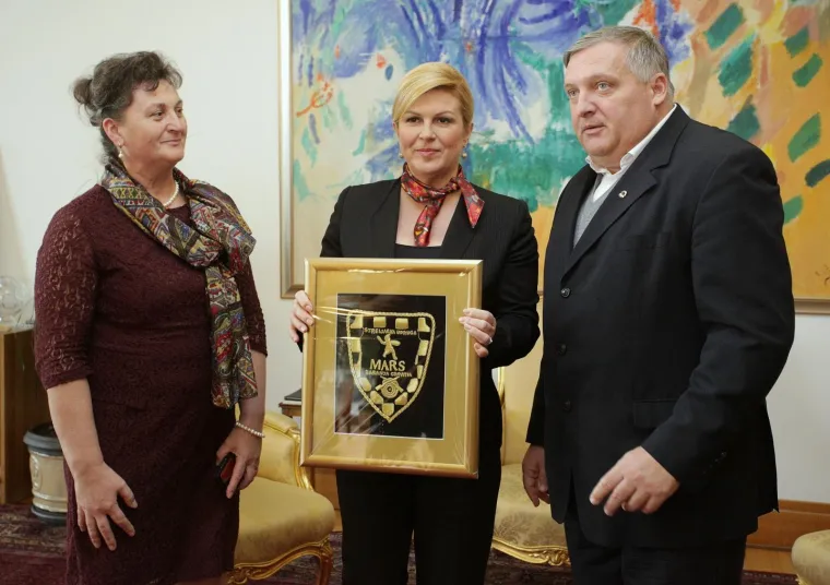 Kolinda Grabar Kitarović u svom Uredu sa &scaron;kolarcima izrađivala božićne kolačiće