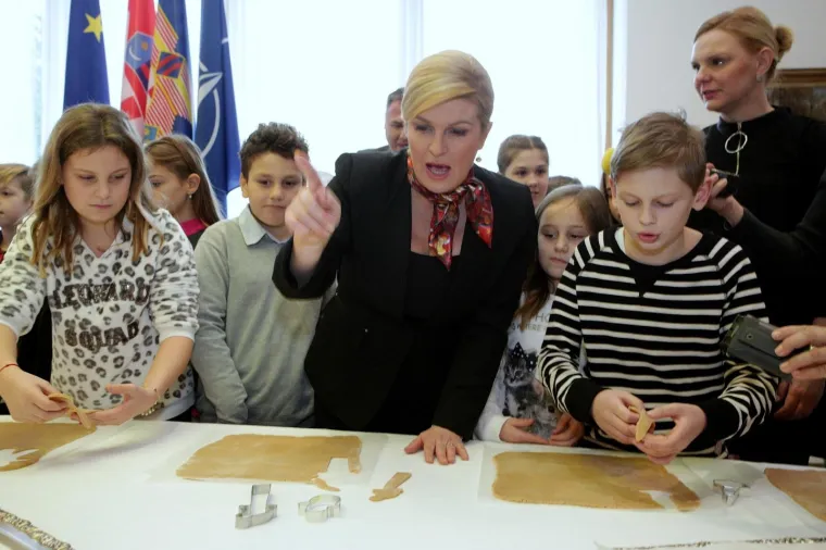 Kolinda Grabar Kitarović u svom Uredu sa &scaron;kolarcima izrađivala božićne kolačiće