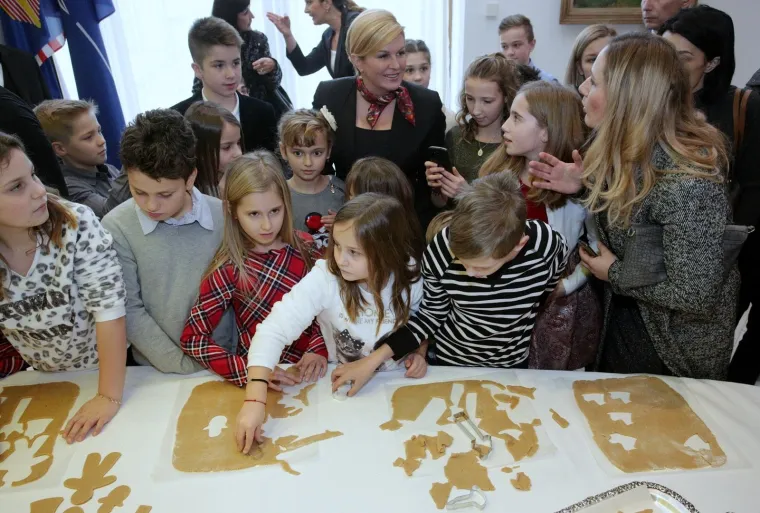 Kolinda Grabar Kitarović u svom Uredu sa &scaron;kolarcima izrađivala božićne kolačiće