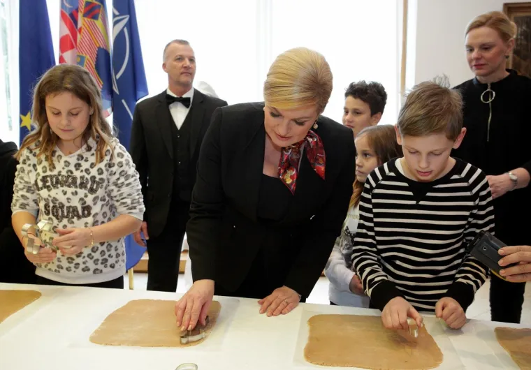 Kolinda Grabar Kitarović u svom Uredu sa &scaron;kolarcima izrađivala božićne kolačiće