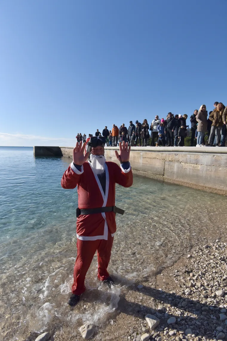Pula: članovi ronilačkog kluba Meduza na Valkanama potopili božićnu jelku