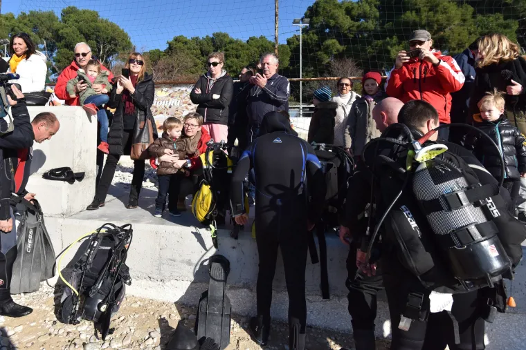 Pula: članovi ronilačkog kluba Meduza na Valkanama potopili božićnu jelku