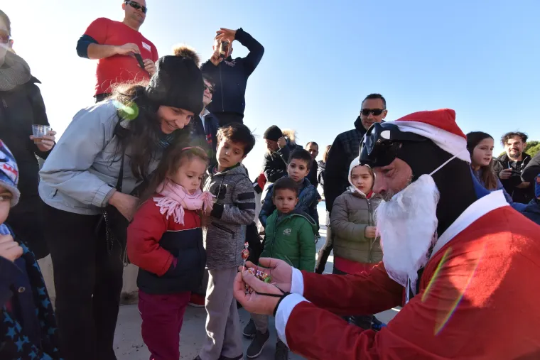 Pula: članovi ronilačkog kluba Meduza na Valkanama potopili božićnu jelku