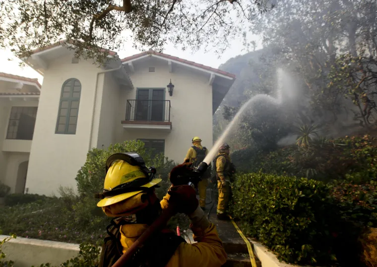 Vjetrovi u Kaliforniji potiču požar Thomas, treći najrazorniji od 1932. godine