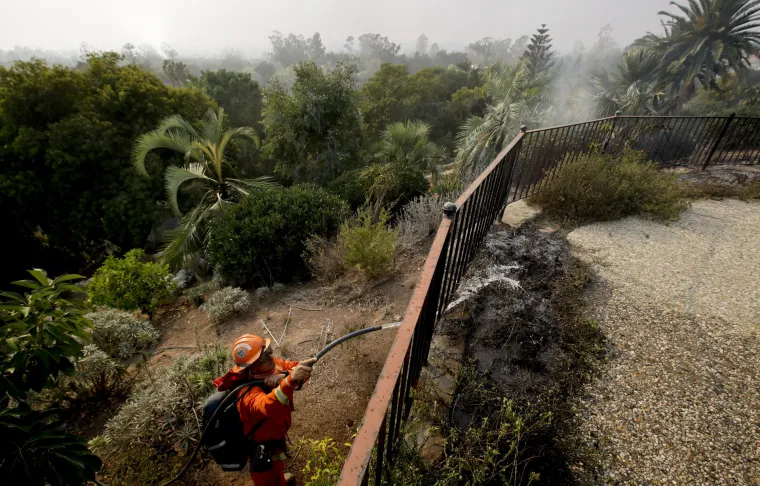 Vjetrovi u Kaliforniji potiču požar Thomas, treći najrazorniji od 1932. godine