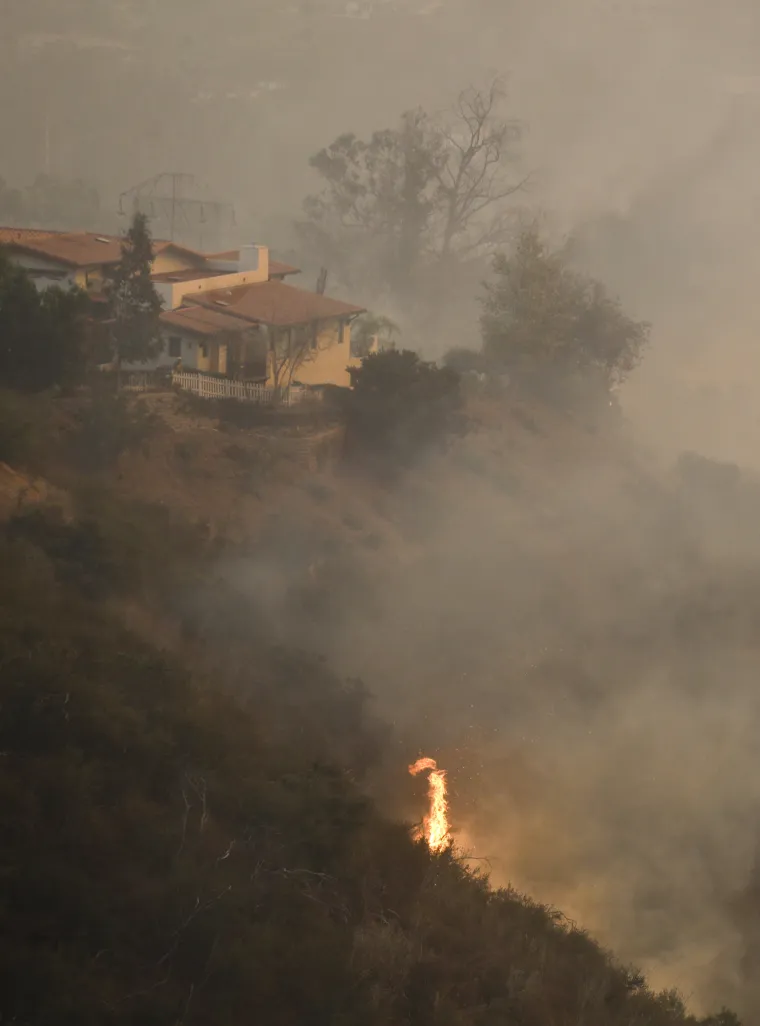 Vjetrovi u Kaliforniji potiču požar Thomas, treći najrazorniji od 1932. godine