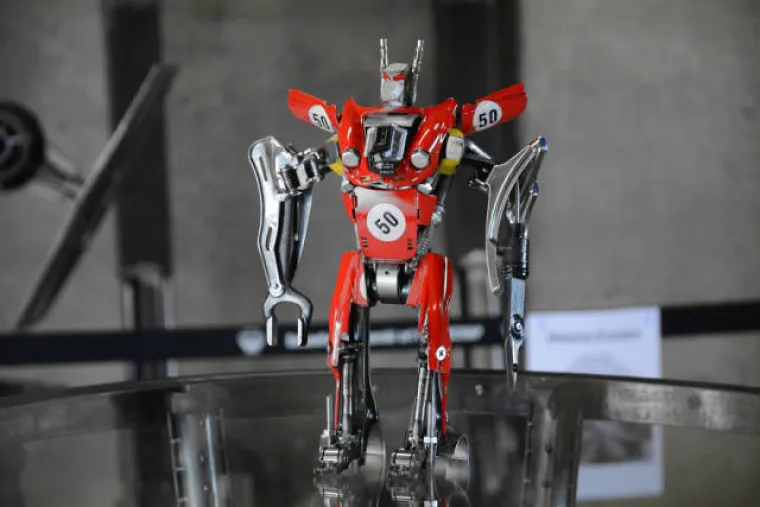 IZRAĐUJE SPEKTAKULARNE SKULPTURE OD OTPADA: Jo&scaron; jedan dokaz da je tuđe smeće nekima blago