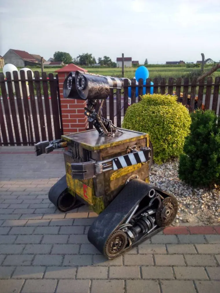 IZRAĐUJE SPEKTAKULARNE SKULPTURE OD OTPADA: Jo&scaron; jedan dokaz da je tuđe smeće nekima blago