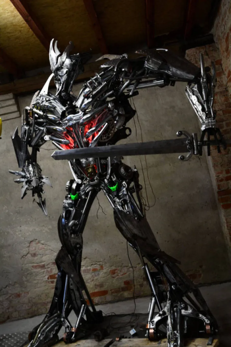 IZRAĐUJE SPEKTAKULARNE SKULPTURE OD OTPADA: Jo&scaron; jedan dokaz da je tuđe smeće nekima blago