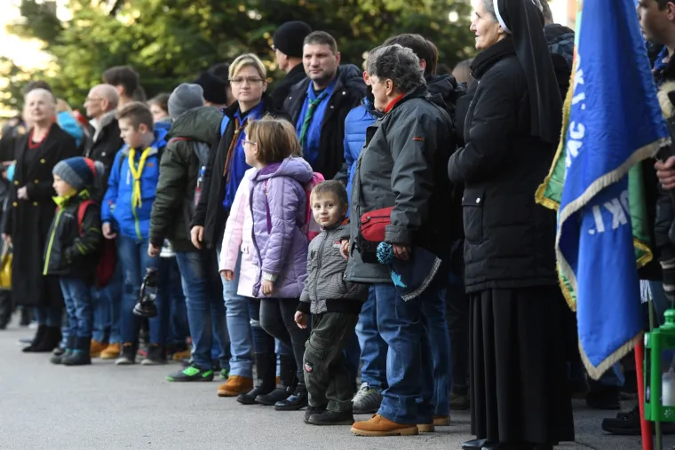 Izviđači u dru&scaron;tvu Gordana Jandrokovića donijeli Betlehemsko svjetlo mira u katedralu