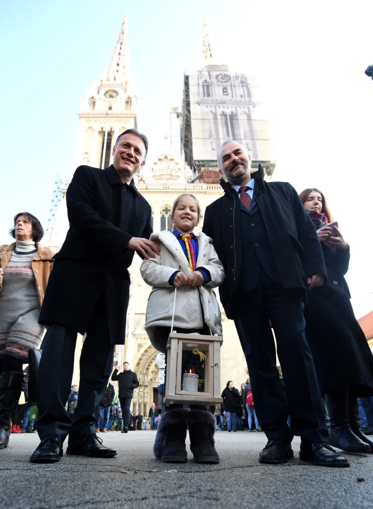 Izviđači u dru&scaron;tvu Gordana Jandrokovića donijeli Betlehemsko svjetlo mira u katedralu