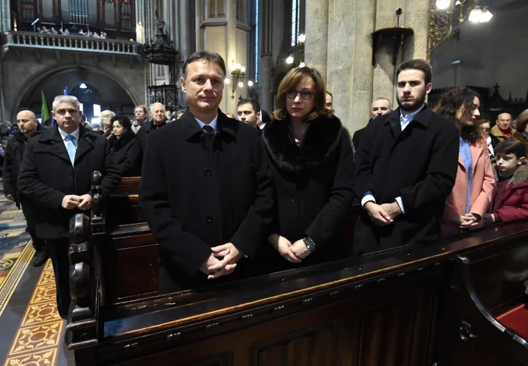 Izviđači u dru&scaron;tvu Gordana Jandrokovića donijeli Betlehemsko svjetlo mira u katedralu