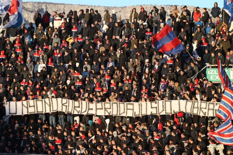 Navijači s tribina bodrili igrače na terenu za vrijeme utakmice Hajduk - Inter Zapre&scaron;ić