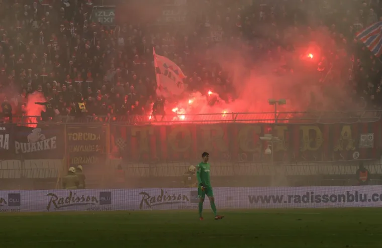 Navijači s tribina bodrili igrače na terenu za vrijeme utakmice Hajduk - Inter Zapre&scaron;ić