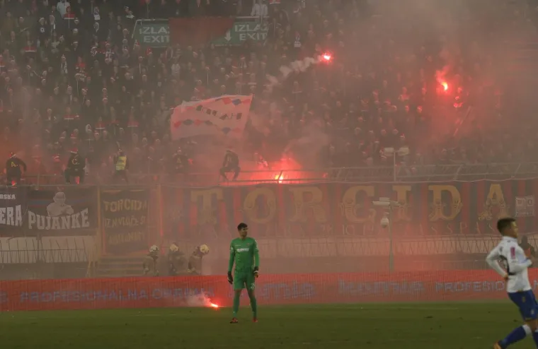 Navijači s tribina bodrili igrače na terenu za vrijeme utakmice Hajduk - Inter Zapre&scaron;ić