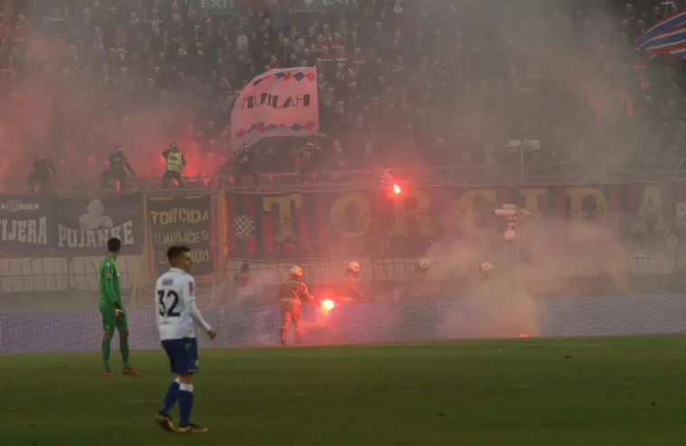 Navijači s tribina bodrili igrače na terenu za vrijeme utakmice Hajduk - Inter Zapre&scaron;ić