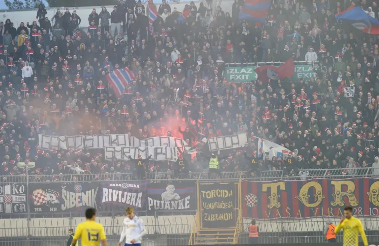 Navijači s tribina bodrili igrače na terenu za vrijeme utakmice Hajduk - Inter Zapre&scaron;ić