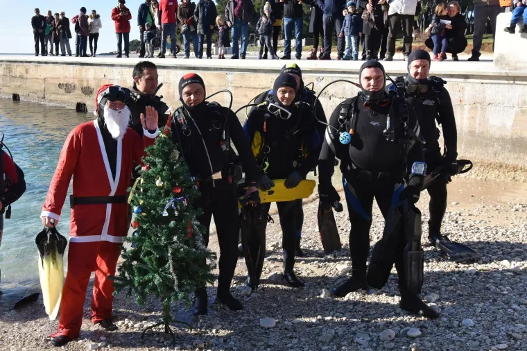 MALO DRUGAČIJI BOŽIĆ: Ronioci i Djed Božićnjak ukrasili i položili jelku u more kod Pule