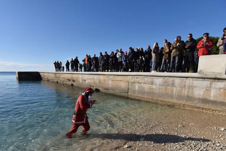 MALO DRUGAČIJI BOŽIĆ: Ronioci i Djed Božićnjak ukrasili i položili jelku u more kod Pule