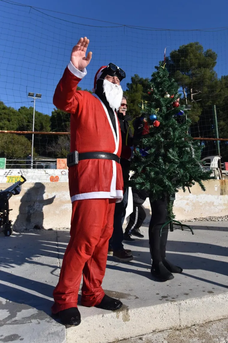 MALO DRUGAČIJI BOŽIĆ: Ronioci i Djed Božićnjak ukrasili i položili jelku u more kod Pule