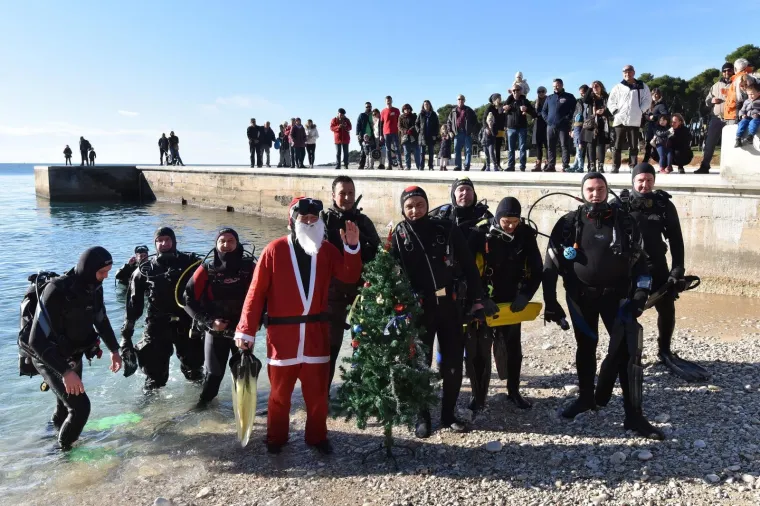 MALO DRUGAČIJI BOŽIĆ: Ronioci i Djed Božićnjak ukrasili i položili jelku u more kod Pule