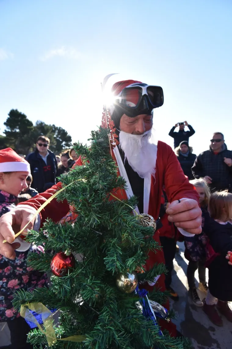 MALO DRUGAČIJI BOŽIĆ: Ronioci i Djed Božićnjak ukrasili i položili jelku u more kod Pule