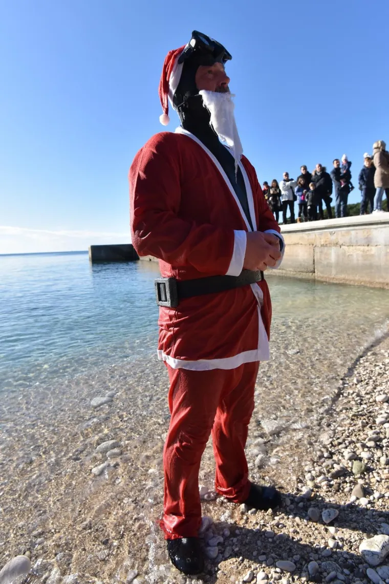 MALO DRUGAČIJI BOŽIĆ: Ronioci i Djed Božićnjak ukrasili i položili jelku u more kod Pule