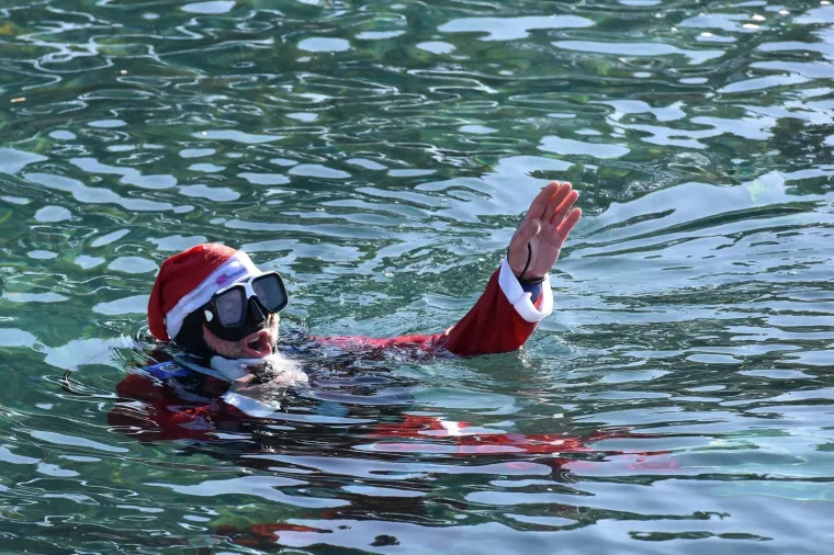 MALO DRUGAČIJI BOŽIĆ: Ronioci i Djed Božićnjak ukrasili i položili jelku u more kod Pule