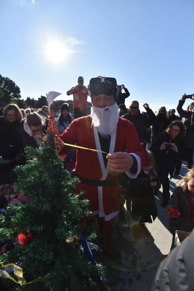 MALO DRUGAČIJI BOŽIĆ: Ronioci i Djed Božićnjak ukrasili i položili jelku u more kod Pule