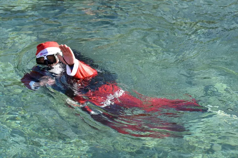 MALO DRUGAČIJI BOŽIĆ: Ronioci i Djed Božićnjak ukrasili i položili jelku u more kod Pule