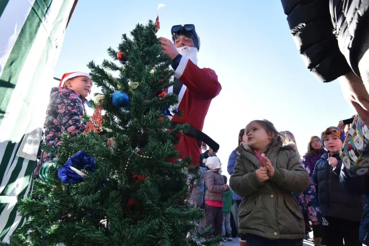 MALO DRUGAČIJI BOŽIĆ: Ronioci i Djed Božićnjak ukrasili i položili jelku u more kod Pule