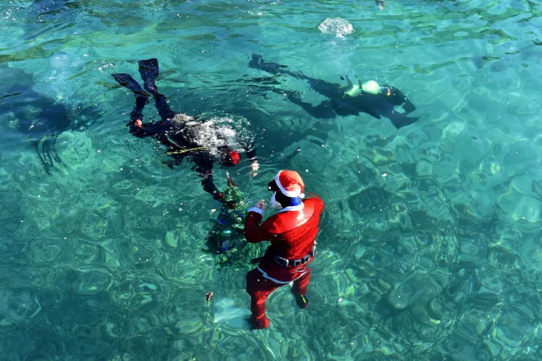Članovi ronilačkog kluba Meduza dočekali su morskog Djeda Božićnjaka s kojim su ukrasili i položili božićnu jelku ispod mora na kupali&scaron;tu Valkane u Puli.